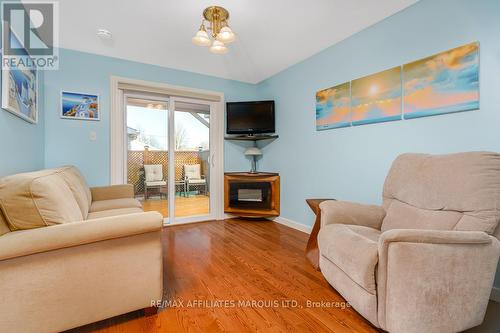 1503 Second Street E, Cornwall, ON - Indoor Photo Showing Living Room With Fireplace