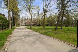 15 PARK LANE CIRCLE Toronto, ON M3B 1Z8