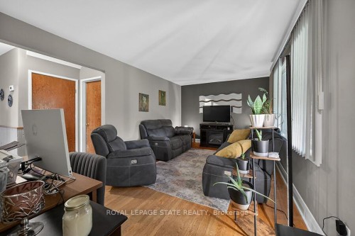 419 East 42Nd Street, Hamilton, ON - Indoor Photo Showing Living Room