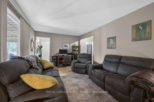 419 East 42Nd Street, Hamilton, ON - Indoor Photo Showing Living Room