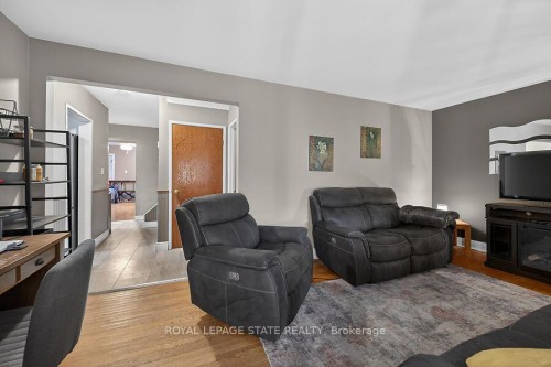 419 East 42Nd Street, Hamilton, ON - Indoor Photo Showing Living Room