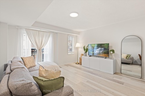 33 Glenstal Path, Oshawa, ON - Indoor Photo Showing Living Room