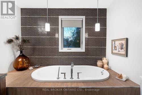 1958 Neepawa Avenue, Ottawa, ON - Indoor Photo Showing Bathroom