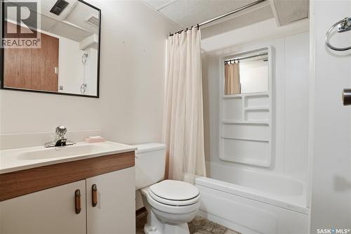 4 Malta Crescent, Saskatoon, SK - Indoor Photo Showing Bathroom