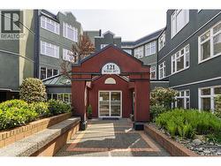 419 121 W 29TH STREET  North Vancouver, BC V7N 4L6
