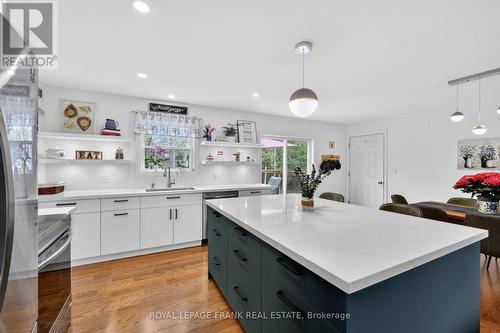 19 Trout Lane, Tiny, ON - Indoor Photo Showing Kitchen With Upgraded Kitchen