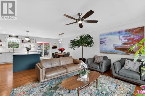 19 Trout Lane, Tiny, ON - Indoor Photo Showing Living Room