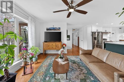 19 Trout Lane, Tiny, ON - Indoor Photo Showing Living Room