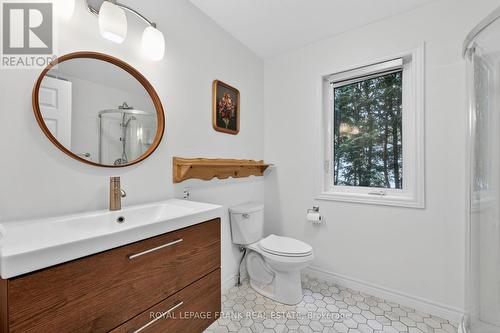 19 Trout Lane, Tiny, ON - Indoor Photo Showing Bathroom