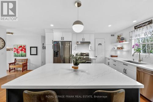 19 Trout Lane, Tiny, ON - Indoor Photo Showing Kitchen With Upgraded Kitchen