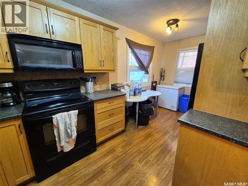 1118 Park Avenue, Weyburn, SK - Indoor Photo Showing Kitchen