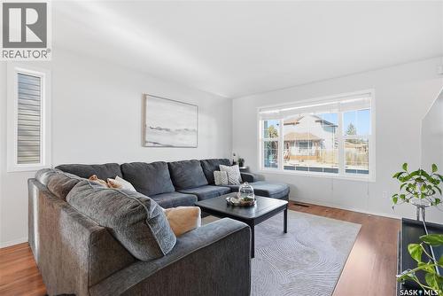 719 Rutherford Lane, Saskatoon, SK - Indoor Photo Showing Living Room