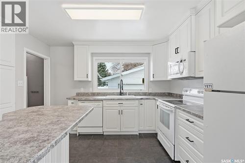 1604 Preston Avenue S, Saskatoon, SK - Indoor Photo Showing Kitchen