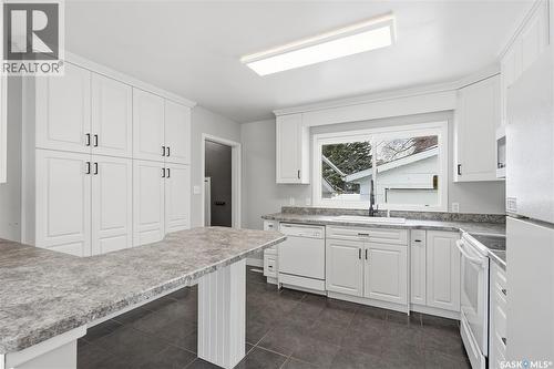1604 Preston Avenue S, Saskatoon, SK - Indoor Photo Showing Kitchen With Upgraded Kitchen