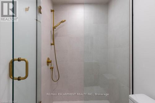 1422 Ghent Avenue E, Burlington, ON - Indoor Photo Showing Bathroom
