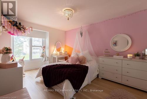 1422 Ghent Avenue E, Burlington, ON - Indoor Photo Showing Bedroom