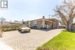16 GAMBELLO CRESCENT Toronto, ON M3J 1W3