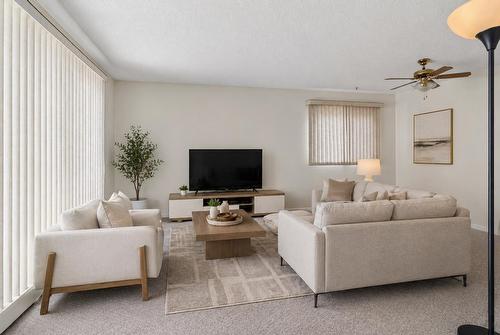 9732  75 Ave Nw, Edmonton, AB - Indoor Photo Showing Living Room