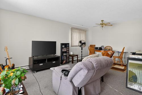 9732  75 Ave Nw, Edmonton, AB - Indoor Photo Showing Living Room