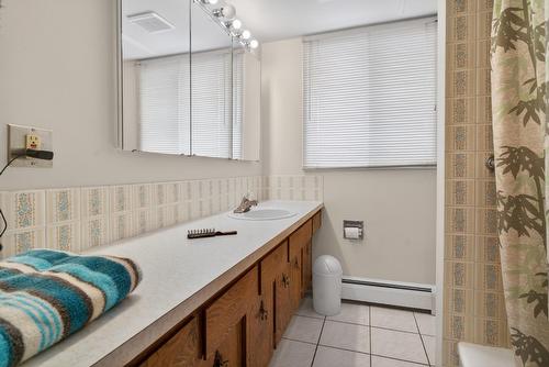 9732  75 Ave Nw, Edmonton, AB - Indoor Photo Showing Bathroom