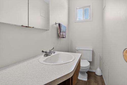 9732  75 Ave Nw, Edmonton, AB - Indoor Photo Showing Bathroom