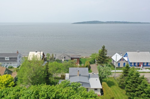 Bord de l'eau - 9 Av. Chassé, Kamouraska, QC - Outdoor With Body Of Water With View