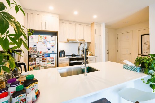 Kitchen - 402-10130 Rue Lauraine-Vaillancourt, Montréal (Ahuntsic-Cartierville), QC - Indoor Photo Showing Kitchen With Double Sink With Upgraded Kitchen