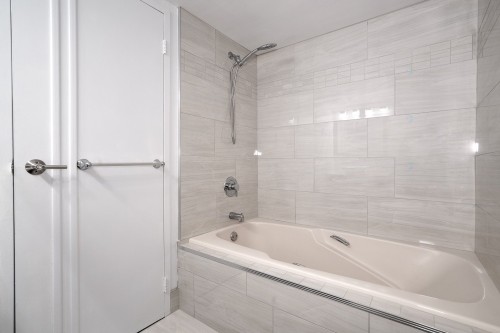 Bathroom - 104-1360 Rue St-Jacques, Montréal (Ville-Marie), QC - Indoor Photo Showing Bathroom