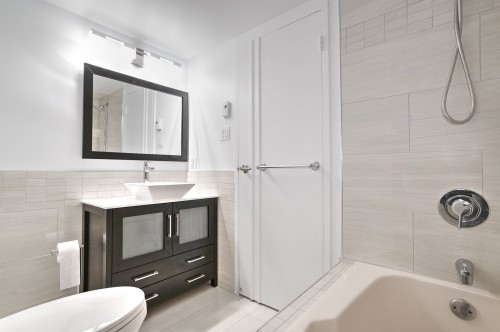 Bathroom - 104-1360 Rue St-Jacques, Montréal (Ville-Marie), QC - Indoor Photo Showing Bathroom