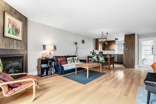 Vue d'ensemble - 167 Rue De Cherbourg, Candiac, QC - Indoor Photo Showing Living Room With Fireplace