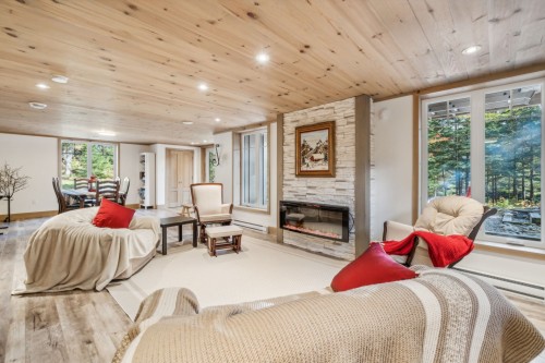 Family Room - 12 Imp. Du Chardonnet, Lac-Supérieur, QC - Indoor With Fireplace