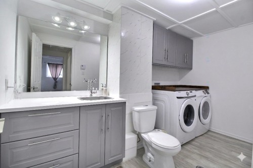 Salle d'eau - 441 4E Avenue, Malartic, QC - Indoor Photo Showing Laundry Room