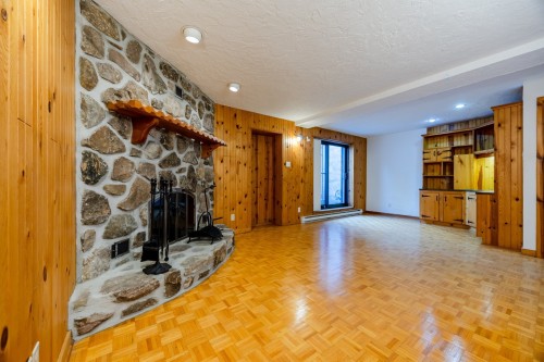 Salle familiale - 5698 Rue Hector-Desloges, Montréal (Rosemont/La Petite-Patrie), QC - Indoor Photo Showing Other Room With Fireplace