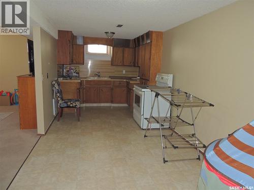 421 Maple Bay, Estevan, SK - Indoor Photo Showing Kitchen