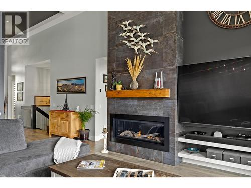 3663 Mckinley Beach Drive, Kelowna, BC - Indoor Photo Showing Living Room With Fireplace