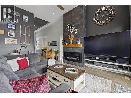 3663 Mckinley Beach Drive, Kelowna, BC - Indoor Photo Showing Living Room With Fireplace