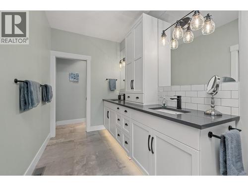 3663 Mckinley Beach Drive, Kelowna, BC - Indoor Photo Showing Bathroom