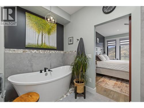 3663 Mckinley Beach Drive, Kelowna, BC - Indoor Photo Showing Bathroom