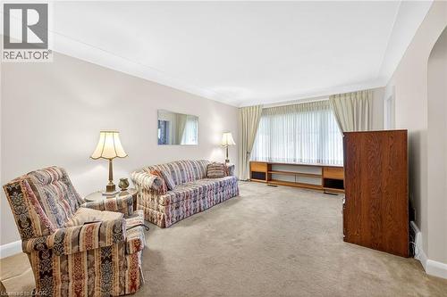 95 Empress Avenue, Hamilton, ON - Indoor Photo Showing Living Room