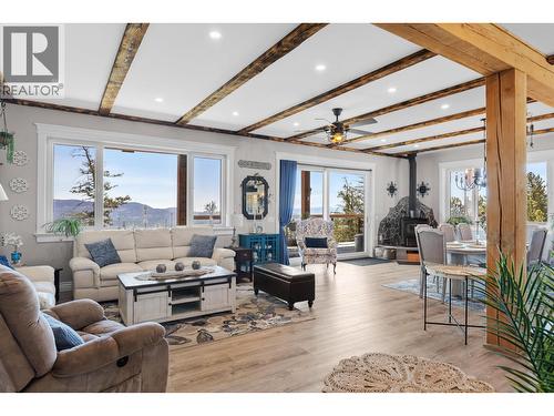 137 Eagle Point, Osoyoos, BC - Indoor Photo Showing Living Room