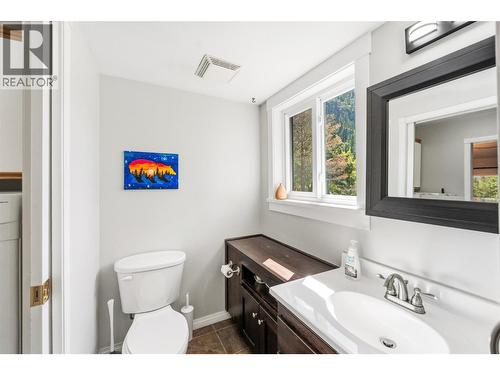 178 Range Road, Kaleden, BC - Indoor Photo Showing Bathroom