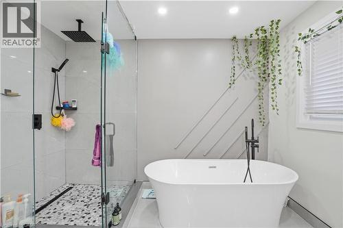 107 Deschene Avenue, Hamilton, ON - Indoor Photo Showing Bathroom