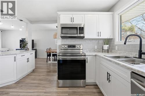 709 Inver Crescent E, Regina, SK - Indoor Photo Showing Kitchen With Double Sink With Upgraded Kitchen