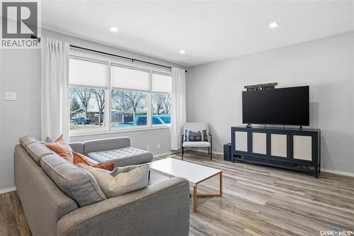 709 Inver Crescent E, Regina, SK - Indoor Photo Showing Living Room