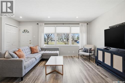 709 Inver Crescent E, Regina, SK - Indoor Photo Showing Living Room