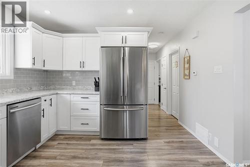 709 Inver Crescent E, Regina, SK - Indoor Photo Showing Kitchen With Stainless Steel Kitchen With Upgraded Kitchen