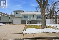 827 Duffield STREET W Moose Jaw, SK S6H 5J6