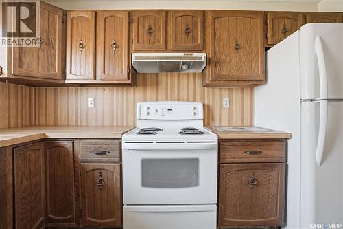 122 1St Street, Chaplin, SK - Indoor Photo Showing Kitchen