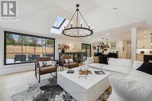 169 Oakes Drive, Mississauga, ON - Indoor Photo Showing Living Room