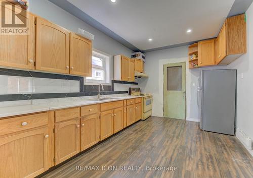 138 Courtland Avenue E, Kitchener, ON - Indoor Photo Showing Kitchen
